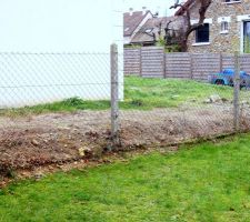 REMBLAI - Différence de niveau de terrain en aval de la pente (limite de propriété voisine) suite à la mise en place du remblai par le constructeur.