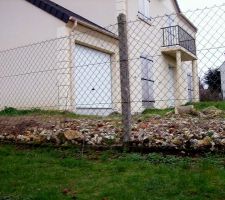 REMBLAI - Différence de niveau de terrain en aval de la pente (limite de propriété voisine) et décalage des bordures de terrain suite à la mise en place du remblai par le constructeur.