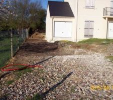 Retrait du remblai et remise à niveau du terrain naturel en limite de propriété voisine.
