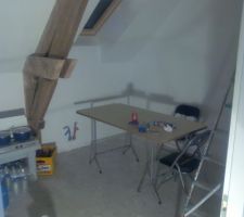 Coin repas dans une future chambre..