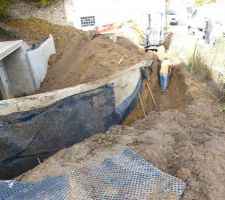 Tranchée le long du mur de rampe de sous-sol pour gaines de raccordement