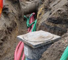 Compteur à eau et passage des gaines de raccordement sous le tuyau désaffecté