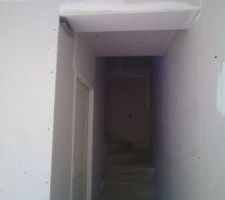 La cage d'escalier avec les toilettes à gauche