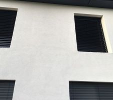 Quelques defauts autour des fenetres ... On dirait quelles ont un encadrement