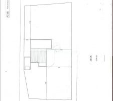 Voici l' implantation envisagée, accès par le bas du plan, on accole le garage en limite de propriété afin de ne pas trop empiéter sur la largeur du terrain, la cuisine sur le devant de la maison et les 4 chambres sur le fond du jardin.