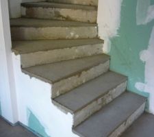 L'escalier qui monte du sous-sol au RDC