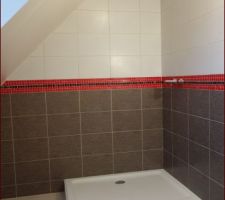 Salle de bains étage après pose du carrelage et de la faïence