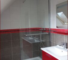 Paroi de douche fixe marque Sanswiss forme voilier en 90 cm de large et 200 cm de haut salle de bains étage