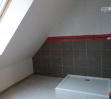 Salle de bains étage après pose du carrelage et de la faïence