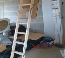 Réalisation par nos soins d'un plancher au-dessus du garage : pose des bastaings et plancher OSB3 puis pose d'un escalier escamotable