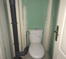 27/10/15 : Plombier JOUR 4 (WC du haut, ils vont revenir pour changer de place le tuyau d'aération étant donné qu'on veut mettre des WC suspendu après)