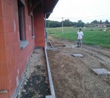 Pose des bordures autour de la maison