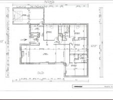 Voici le plan qui est sorti de l' année de réflexion par rapport au terrain avec une façade pas très large et le sud a exploiter sur la longueur .... faut peaufiner tout ça !!!