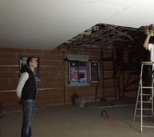 Pose du placo sur le plafond