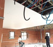 Pose du placo sur le plafond
