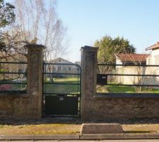 Le terrain avec le portail actuel