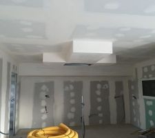 Abaissement plafond pour hotte et caisson au-dessus des meubles armoires de la cuisine