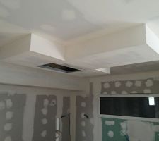 Abaissement plafond pour hotte et caisson au-dessus des meubles armoires de la cuisine
