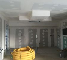 Abaissement plafond pour hotte et caisson au-dessus des meubles armoires de la cuisine
