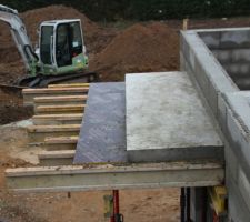 Casquette b&eacute;ton au dessus la porte d'entr&eacute;e