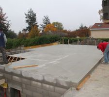 Dalle de l'&eacute;tage coul&eacute;e, d&eacute;coffrage en cours pour d&eacute;but &eacute;l&eacute;vation de l'&eacute;tage