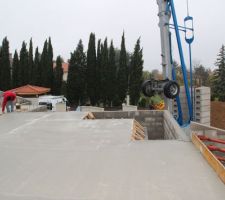 Dalle de l'&eacute;tage coul&eacute;e, d&eacute;coffrage en cours pour d&eacute;but &eacute;l&eacute;vation de l'&eacute;tage