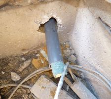Un tuyau PVC pour passer le câble