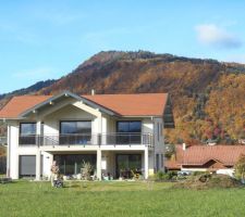 Au nord, le mont a pris ses jolies couleurs d'automne