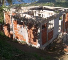 Après le rez de jardin, voici l'élévation des murs de la partie jour.