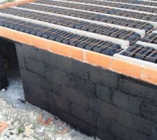 1&egrave;re COUCHE D'HYDROFUGE
TROU D'HOMME PLUS GRAND QUE PR&Eacute;VUE (PRESQUE UN DEMI SOUS SOL DONC SERA FERMER PAR UNE PORTE)