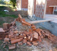 Tas de mortier et d&eacute;bris de briques qui seront &agrave; &eacute;vacuer car pas du tout pr&eacute;vus &agrave; cet endroit