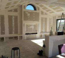 Meuble TV encastrée en placo petit muret de séparation salon / salle à manger