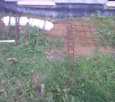 Armatures standarm destinées à la construction mais non utilisées par le grand constructeur Maison de Beauvaisis.Elles étaient cachées par les herbes peut être que les autres le maçon les a prises chez lui ou pour un autre chantier