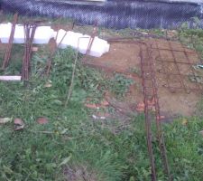 Une semelle et un poteau non utilisés pourtant ils n'étaient pas totalement enfouis danss l'herbe