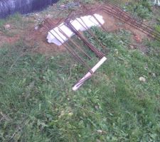 Des barres de fer pour fondations, dalles et chainages non utilisées par Maison de Beauvaisis