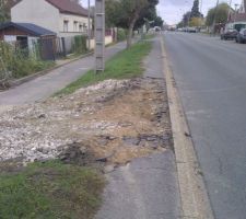 Trottoir départemental en mauvais état