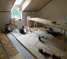 Mise en place plancher bois sur dalle béton à l'étage