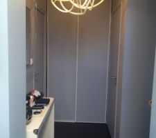 Entr&eacute;e. Porte placard.