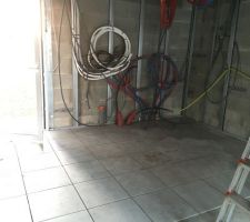 Carrelage garage coté local technique pour demarrage travaux du plombier-chauffagiste.