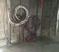 Carrelage garage coté local technique pour demarrage travaux du plombier-chauffagiste.