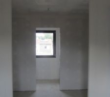 Voici la suite parentale avec dressing sur les cot&eacute;s et salle d'eau dans le prolongement.