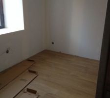 Aujourd'hui la pose du parquet a commencé aux étages!