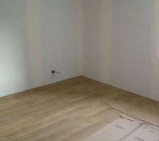 Aujourd'hui la pose du parquet a commencé aux étages!