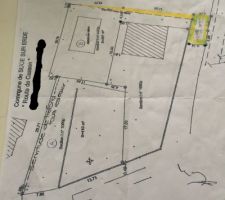 Notre terrain est celui au bord de la route