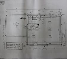 Plan du RDC avec une pièce à vivre : cuisine salon salle à manger, un petit celier/buanderie et wc sous escalier