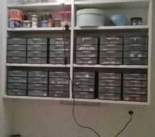 Les &eacute;tag&egrave;res dans mon atelier avec des bo&icirc;tes GIFI pour mes &eacute;maux de Briare class&eacute;s par couleur