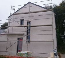 Enduit en cours avec les échafaudages.