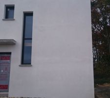 Enduit avec anomalies !
On remarque aisément les lignes correspondants aux échafaudages...