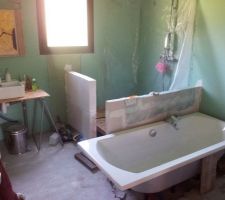 Salle de bains.Les murets vont être revus, ça va pas...