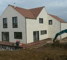 Voici une vue des façade sud avec terrasse en construction